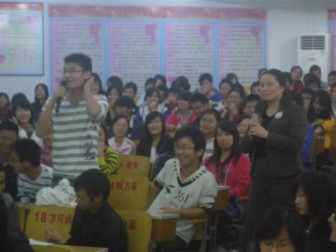在随着市曾都二中上公益心理健康课