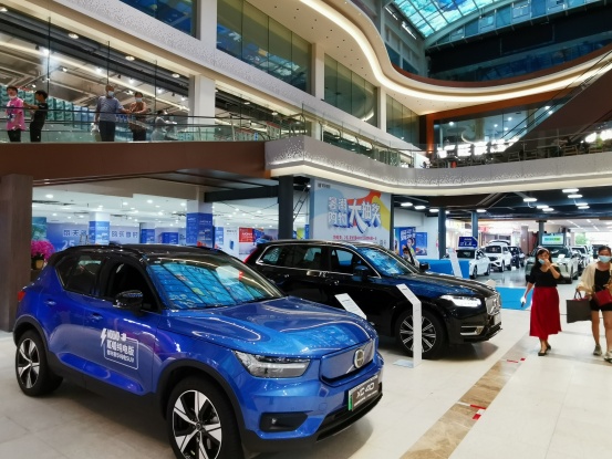 众多新能源车企品牌亮相三亚国际购物中心，吸引大批市民选购新能源汽车！