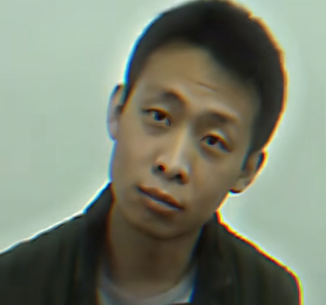 张译歪头懵逼盯着看的表情包_张译早期采访搞笑表情包